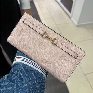 NWT  Michael kors Carson Large Logo Debossed Snap Wallet new light Quartz